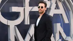 Aktor Chris Evans menghadiri pemutaran perdana film The Grey Man di TCL Chinese Theatre, Hollywood, California, Amerika Serikat, 13 Juli 2022. Evans tampil keren dengan gaya kasual pada ansambelnya dan menyelipkan tee putih polos ke dalam celana panjang runcing. (VALERI MACON/AFP)