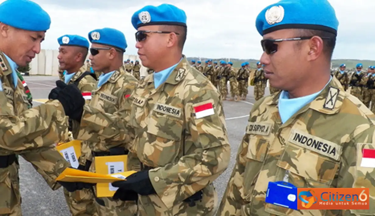 Citizen6, Lebanon: Usai memberikan pengarahan, Dansatgas Indobatt di dampingi Wadansatgas Letkol Mar FJH Pardosi memberikan penghargaan kepada pemenang lomba olahraga antar Kompi Indobatt dan Tim Volly . (Pengirim: Badarudin Bakri)