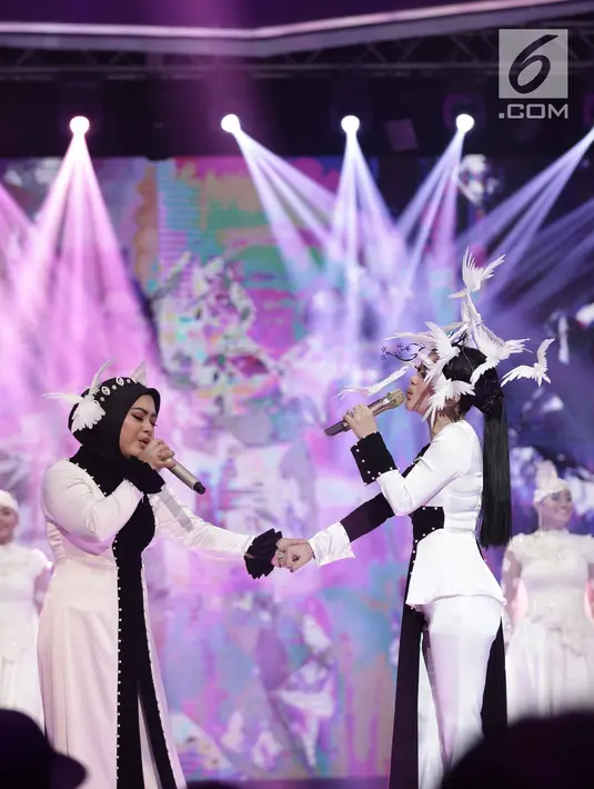Aksi panggung Syahrini saat berduet dengan adiknya, Aisyahrani dalam acara SCTV Music Awards 2018 di Studio 6 Emtek, Jakarta, Jumat (27/4). (Liputan6.com/Faizal Fanani)
