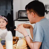 Pentingnya orang tua mengucapkan maaf dan terima kasih pada anak. (foto: tirachardz/freepik)