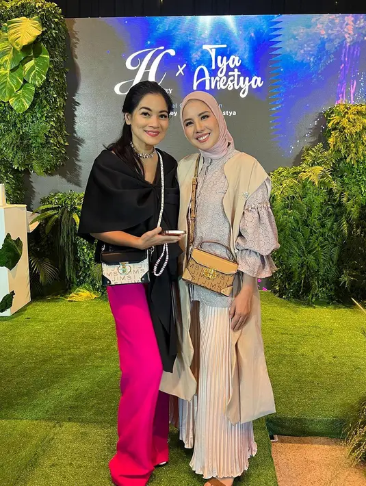 Titi Kamal terlihat mencolok dengan celana fuschia dan ribbon top hitam. [@tya_ariestya]