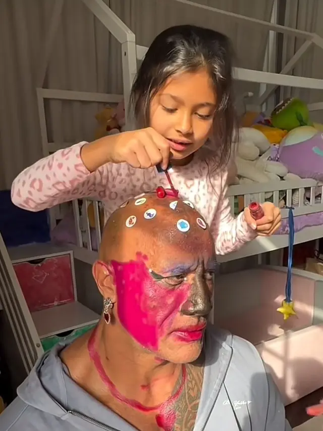 5 Potret Dwayne Johnson Pasrah Dirias Anak-Anaknya Sebelum Gym, dari Garang jadi Menggemaskan (credit: instagram.com/therock).