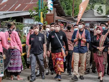 Menteri Pariwisata dan Ekonomi Kreatif Sandiaga Salahuddin Uno (kedua kanan) saat kunjungan kerja di Desa Wisata Bonjeruk, Kecamatan Jonggat, Lombok Tengah, NTT, Kamis (4/11/2021). Pada kunjunganya Sandiaga bertemu dengan penjual jamu yang meracik dengan alat tradisional. (Liputan6.com/HO/Parekraf)