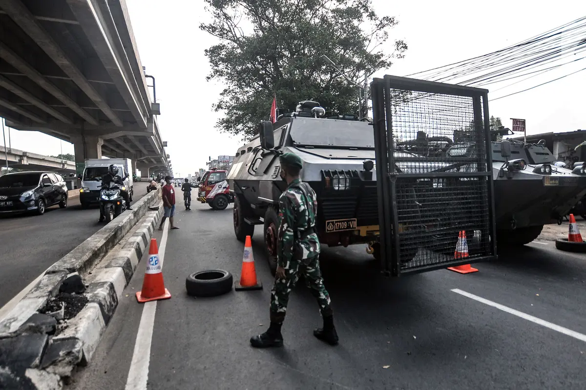 FOTO: Penyekatan PPKM Darurat, Kendaraan Taktis TNI-Polri Tutup Jalan Kalimalang