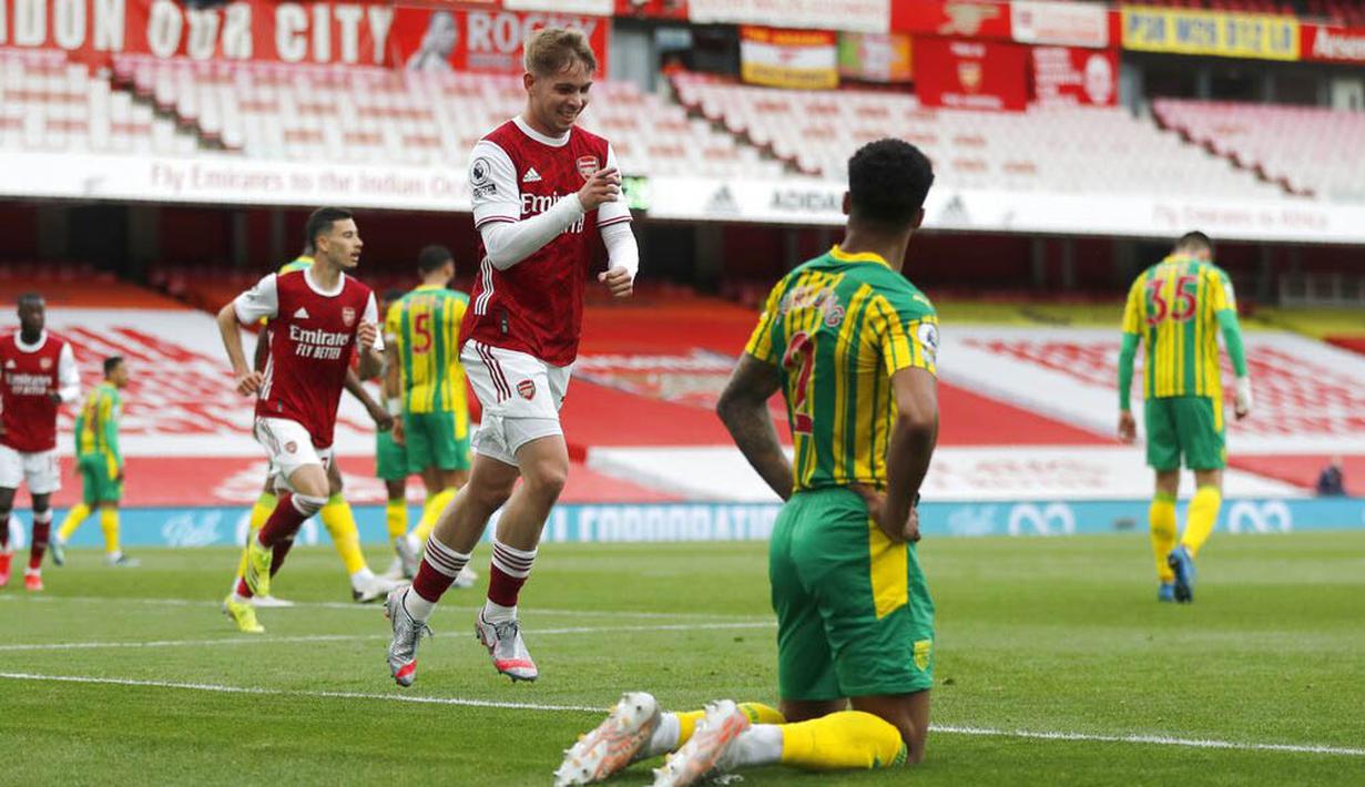 Pemain Arsenal, Emile Smith Rowe, melakukan selebrasi usai mencetak gol ke gawang West Bromwich Albion pada laga Liga Inggris di Stadion Emirates, Senin (10/5/2021). Arsenal menang dengan skor 3-1. (AP/Frank Augstein, Pool)