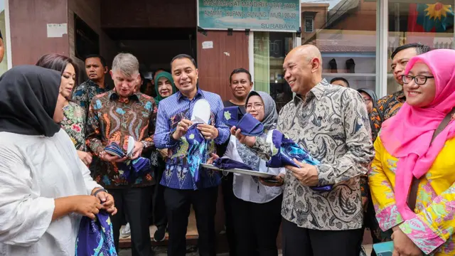 Menteri Koperasi dan UKM Teten Masduki ingin menyulap kawasan Dolly, Kecamatan Putat Jaya, Surabaya menerapkan konsep kota masa depan (future cities).