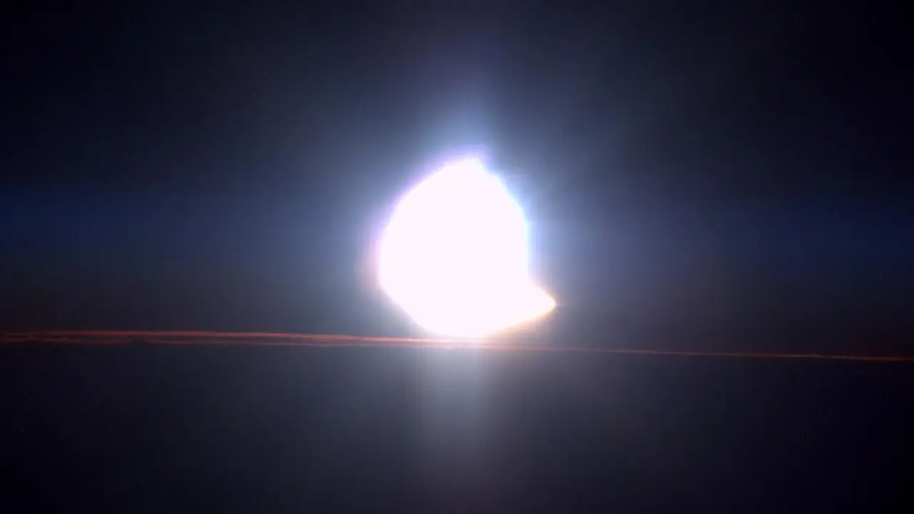 Gerhana matahari 20 Maret 2015 yang diabadikan astronot ESA, Samantha Cristoforetti