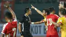Pemain Selangor FA melakukan protes kepada wasit Mustafa Umarella saat laga persahabatan melawan Persija di Stadion Patriot Candrabhaga, Bekasi, Kamis (6/9). Babak pertama berakhir imbang 1-1. (Liputan6.com/Helmi Fithriansyah)