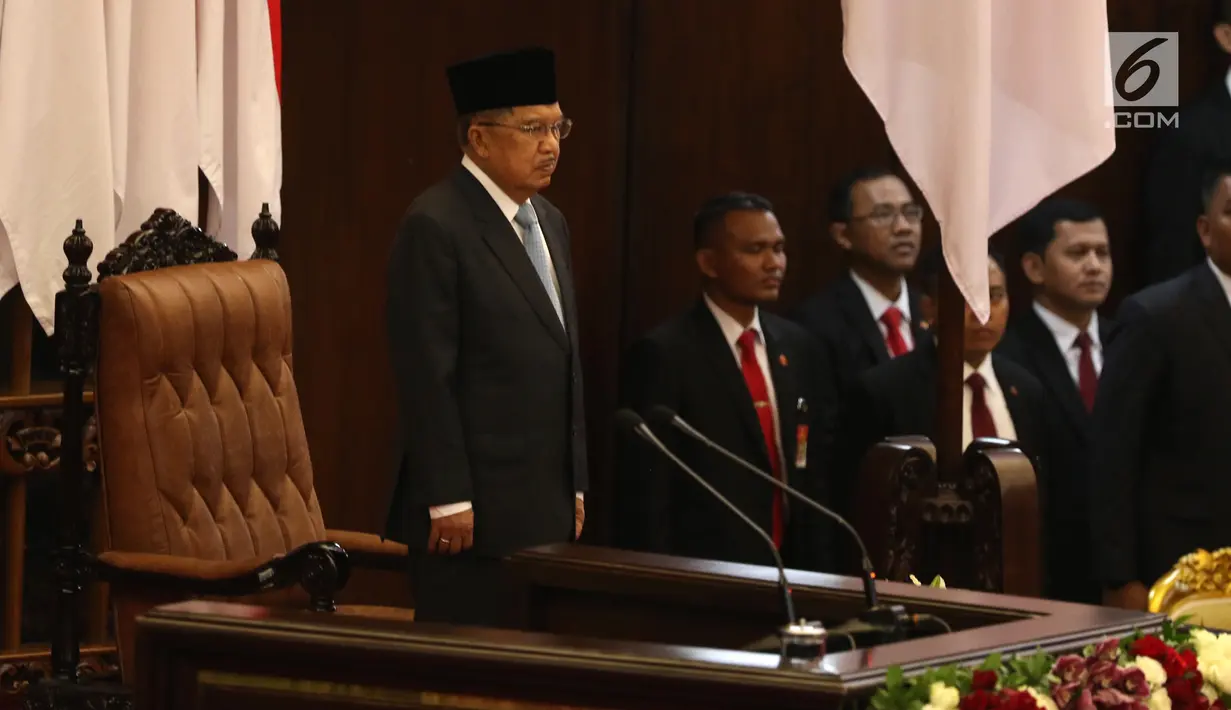 Wakil Presiden Jusuf Kalla saat menghadiri pelantikan anggota DPR, MPR, dan DPD di Kompleks Parlemen, Jakarta, Selasa (1/10/2019). Para wakil rakyat yang terpilih dalam Pemilihan Umum 2019 dilantik hari ini. (Liputan.com/JohanTallo)