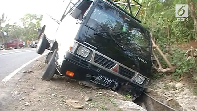 Sepasang anak dan ibu yang hendak bersilaturahmi ke rumah saudara tertimpa nasib nahas. Mereka tergilas mobil saat hendak mendahuluinya.