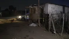 Jasad yang ditutupi selimut terlihat sekitar 300 meter dari tempat kejadian di mana orang meninggal akibat kebocoran gas di pemukiman informal Angelo di Boksburg dekat Johannesburg, Afrika Selatan pada 6 Juli 2023. (Photo by Wikus de Wet / AFP)