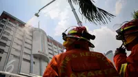 Petugas kebakaran berusaha memadamkan kobaran api yang melanda lantai 14 gedung pusat perbelanjaan Sarinah, Jakarta, Kamis (15/10/2015). Dua orang karyawan sebuah tempat karaoke mengalami luka-luka dalam peristiwa tersebut. (Liputan6.com/Faizal Fanani)