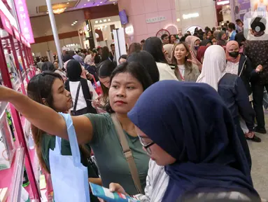 Pengunjung memilih produk kecantikan saat gelaran Jakarta X Beauty di Jakarta Convention Center (JCC) Senayan, Jakarta, Jumat (6/12/2024). (Liputan6.com/Herman Zakharia)