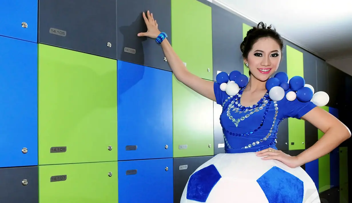 Kostum bola milik Aisha Muchtar berhasil mencuri perhatian bagi yang melihatnya. Foto diambil pada 15 November 2014. (Liputan6.com/Faisal R Syam)