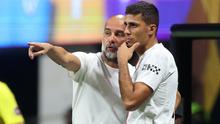 Pep Guardiola, Pelatih Kepala Manchester City, memberikan instruksi kepada Rodri #16 dalam pertandingan Grup G Piala Dunia Antarklub 2025 antara Manchester City FC dan Al Ain FC di Stadion Mercedes-Benz pada 22 Juni 2025 di Atlanta, Georgia. (Alex Grimm/Getty Images via AFP)