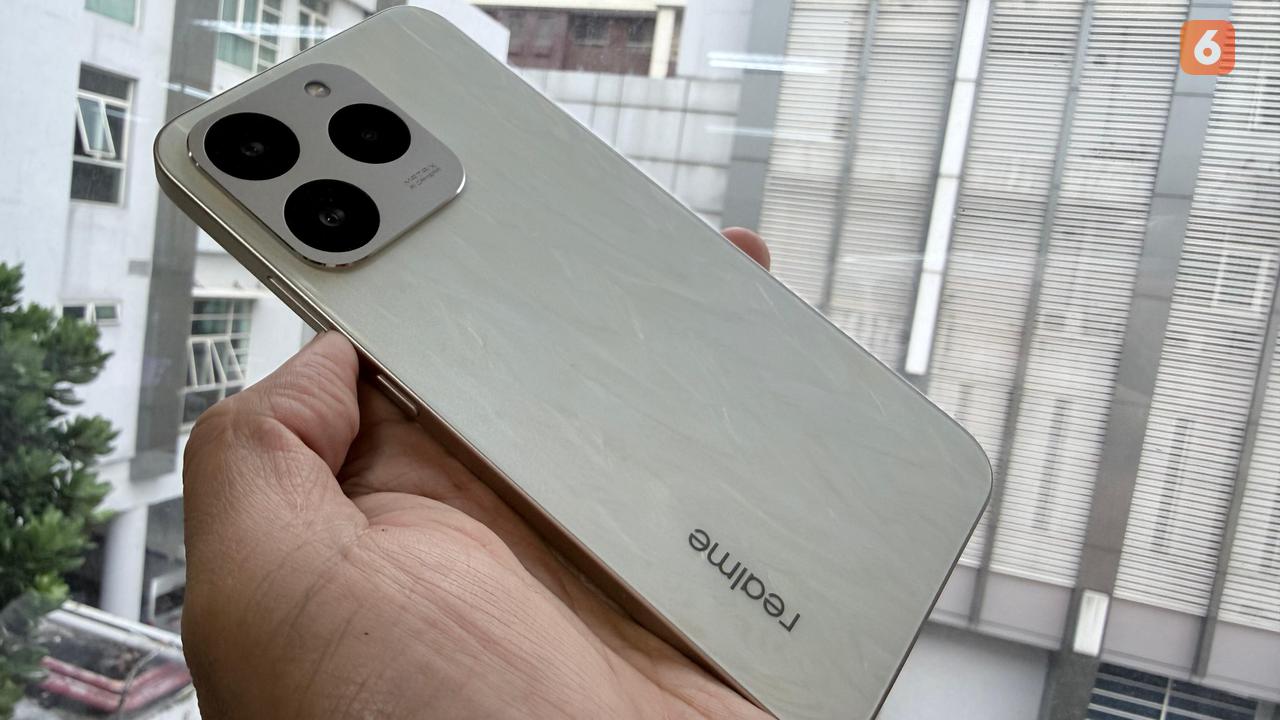Realme 15T varian Flowing Silver yang memiliki tekstur terinspirasi dari kain sutra dengan corak seperti marmer. Liputan6.com/Iskandar