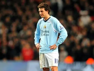 Manchester City's Brazilian forward Elano watches as his team are beaten 3-0 by Nottingham Forest during the FA cup Third round football match at The City of Manchester Stadium in Manchester, on January 3, 2009. AFP PHOTO/ANDREW YATES.