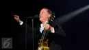 Penyanyi asal Kanada, Bryan Adams saat menyanyikan lagu pertama pada konser "Get Up Tour" di Jakarta, Senin (16/1). Indonesia menjadi negara pertama konser Bryan Adams untuk kawasan Asia. (Liputan6.com/Helmi Fithriansyah)