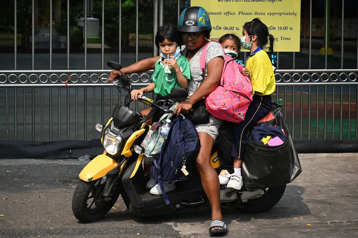 Polusi Buruk, Anak-Anak Thailand Sekolah Pakai Masker