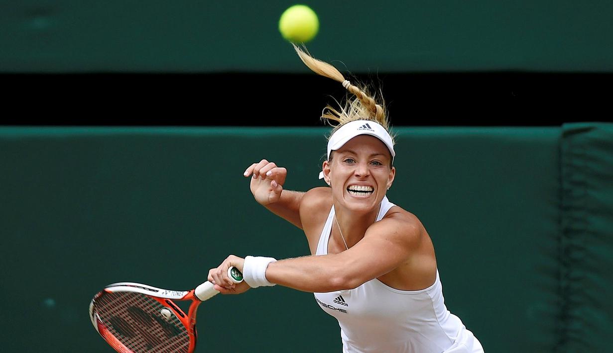 Petenis Jerman, Angelique Kerber saat beraksi melawan petenis Rumania, Simona Halep pada ajang Tenis Wimbledon di All England Lawn Tennis & Croquet Club, Wimbledon, Inggris, (5/7/2016). (REUTERS/Toby Melville)     
