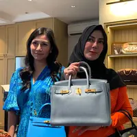 Amy Qanita dan Nisya Ahmad saat berkunjung ke pameran tas branded