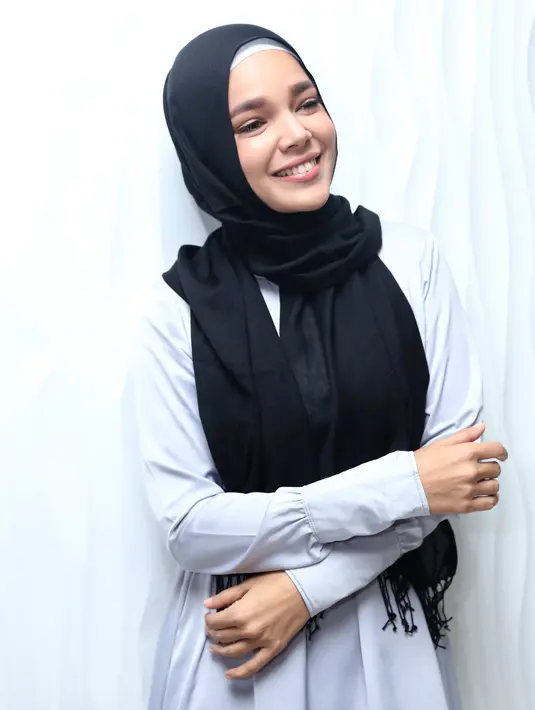 "Ini salah satu pengorbanan dari suami saya bahwa istrinya diizinkan juga di moment-moment yang seharusnya bersama, yang akhirnya dia harus datang ke lokasi menyiapkan buka puasa dari mertua,”. Sambungnya. (Andy Masela/Bintang.com)