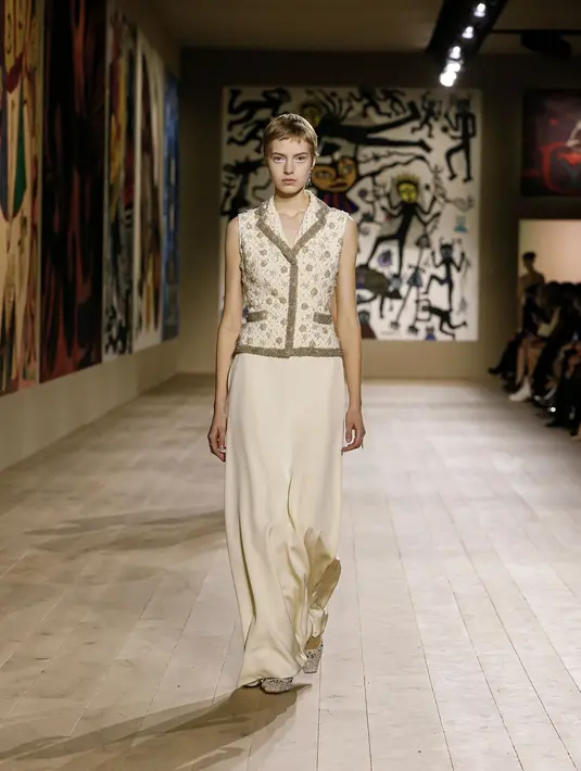 Chiuri melanjutkan fokusnya pada bordir. Chiuri menciptakan potongan-potongan yang menyebabkan interaksi dengan tubuh dan ruang di sekitarnya seperti celana ketat bersulam rumitnya bersinar ke segala arah dengan setiap langkah. (Dior)