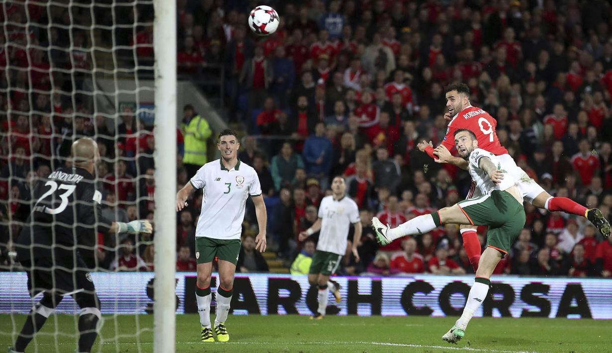 Striker Wales, Hal Robson-Kanu, menyundul bola saat melawan Irlandia pada laga kualifikasi Piala Dunia 2018 di Stadion Cardiff City, Cardiff, Senin (9/10/2017). Wales kalah 0-1 dari Irlandia. (AP/Nigel French)