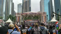 Relawan Agus-Sylvi lapangan Ex Golf Driving Rage, Komplek Stadion Gelora Bung Karno, Jakarta Pusat guna menghadiri acara Apel Siaga Relawan dalam rangka mengkampanyekan gerakan anti curang, Sabtu (21/1/2017). (Ika Defianti/Liputan6.com) (ika
