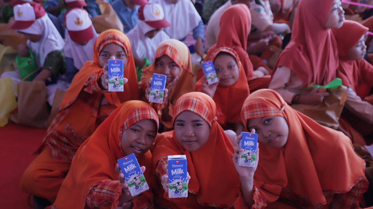Mentan Amran Minum Susu Bersama Ribuan Anak Sekolah, Peternak, dan Pelaku Industri Susu