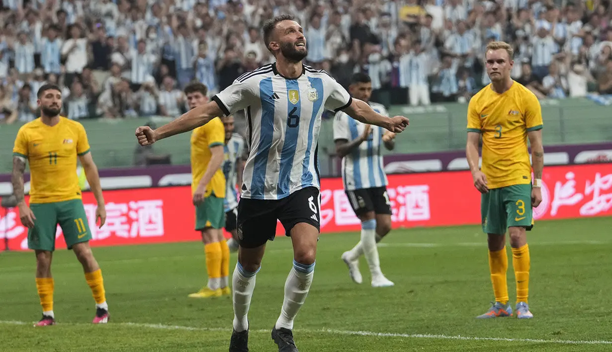 <p>Argentina mampu menggandakan skor pada menit 68 melalui sundulan bek Germain Pezzella yang meneruskan umpan silang Rodrigo De Paul. Sebelumnya De Paul melakukan kolaborasi apik dengan Messi. (AP Photo/Andy Wong)</p>