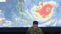 Anggota Angkatan Udara Filipina sedang memantau pergerakan Topan Mangkhut (AP/AAron Favila)