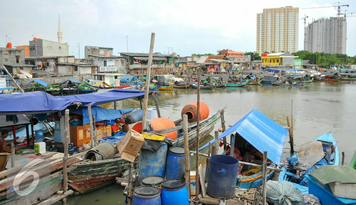 Sejumlah penghuni Pasar Ikan, Penjaringan mengungsi ke perahu nelayan untuk menyelamatkan barang-barang saat pembongkaran, Jakarta, Senin (11/4). Pemprov DKI membongkar ratusan rumah di wilayah Pasar Ikan. (Liputan6.com/Yoppy Renato)