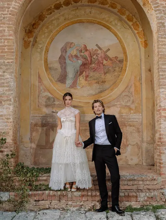 Di siang hari, Brown kenakan gaun korset berpinggang basque dari koleksi Valentino Fall 1993. Menampilkan gaun turtleneck berlengan pendek dengan rok renda panjang. [@jakebongiovi]