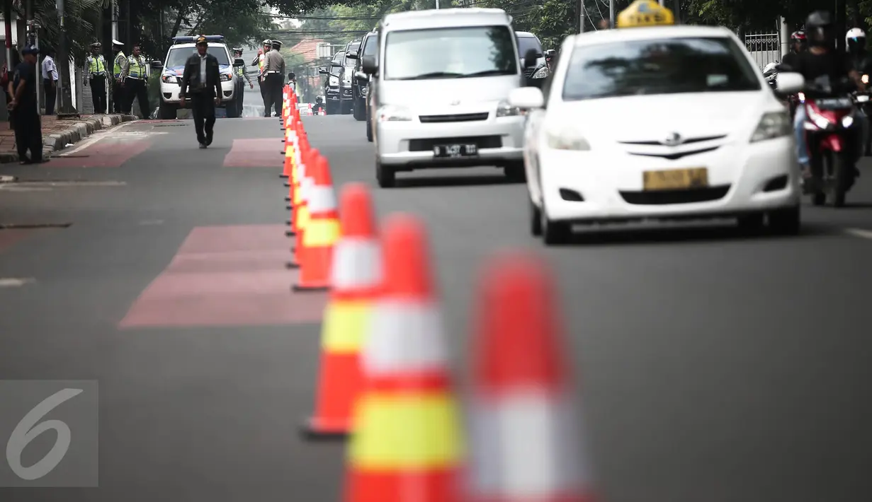 Pembatas jalan mulai dipasang petugas di Jalan Tugu Proklamasi, Jakarta, Senin (23/5/2016). Rekayasa dilakukan mengingat banyak pelanggaran lawan arus di lokasi karena imbas kemacetan di Jl Diponegoro arah RSCM. (Liputan6.com/Faizal Fanani)