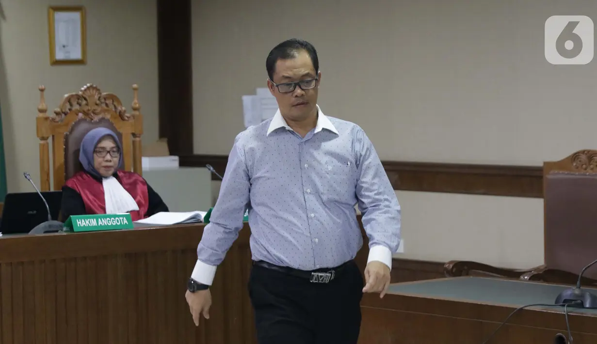 Terpidana kasus suap Pilkada, Muchtar Effendi saat menjalani sidang pembacaan dakwaan di Pengadilan Tipikor, Jakarta, Senin (7/10/2019). Muchtar Effendi didakwa dalam kasus pencucian uang yang melibatkan mantan Ketua Mahkamah Konstitusi M Akil Mochtar. (Liputan6.com/Helmi Fithriansyah)