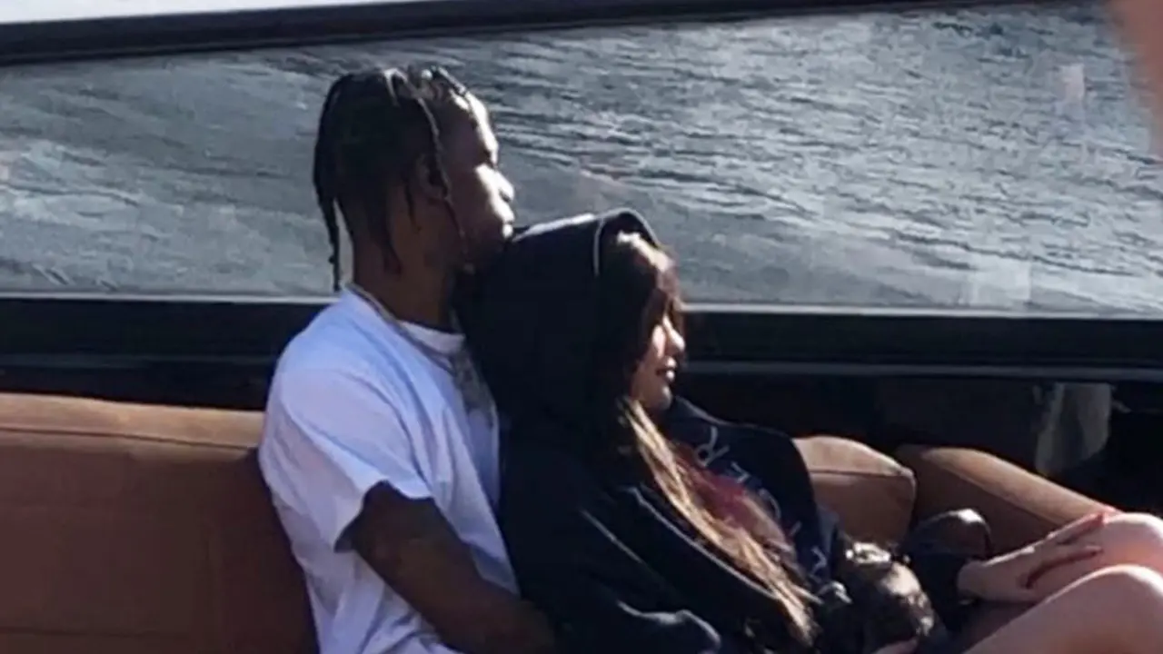 [Bintang] Kylie Jenner - Travis Scott