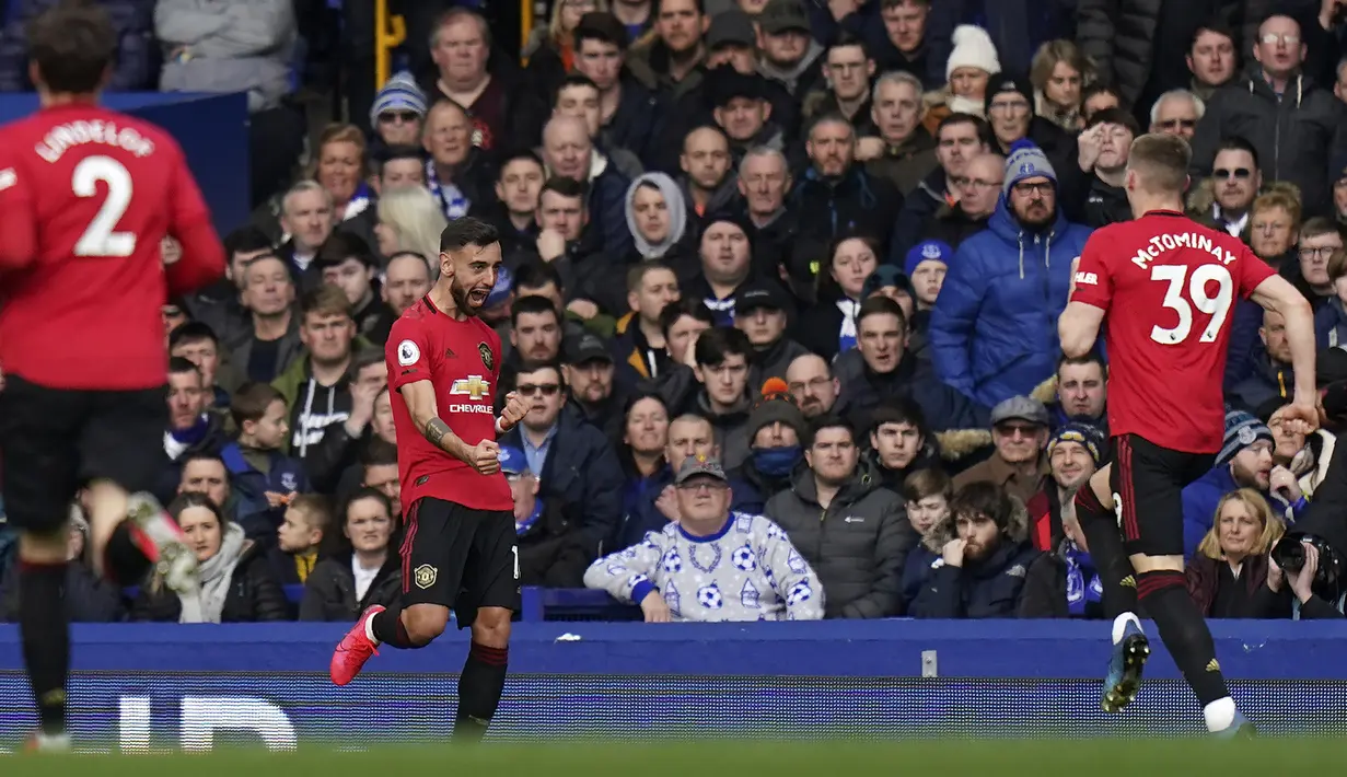 Everton vs Manchester United, (2/3/2020). Bruno Fernandes membuat 1 gol penyama kedudukan, setelah sempat tertinggal akibat blunder penjaga gawang, David de Gea yang berujung gol Dominic Calvert Lewin di awal laga. Hasil akhir, Manchester United menahan imbang Everton 1-1. (AP Photo/Jon Super)