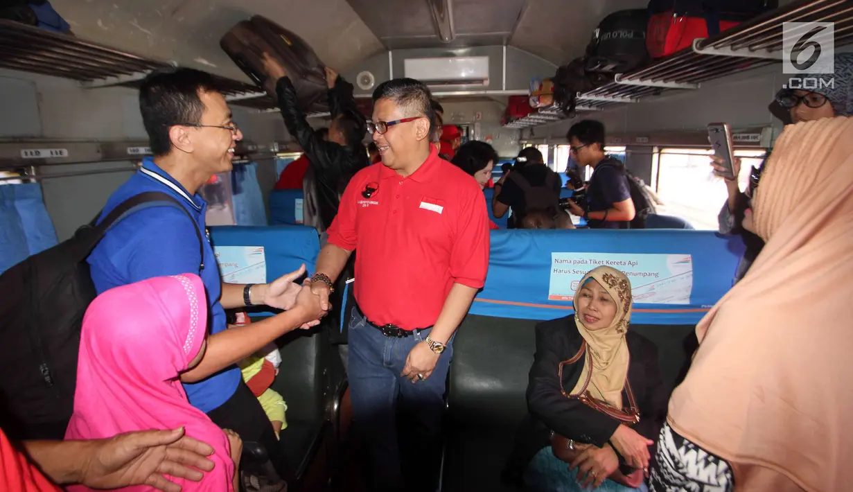 Sekjen DPP PDIP Hasto Kristiyanto menyapa pemudik saat melepas mudik gratis bareng PDIP di Stasiun Pasar Senen, Jakarta, Selasa (12/6). PDIP memberangkatkan 725 pemudik dengan kereta api pada hari ini. (Liputan6.com/Angga Yuniar)