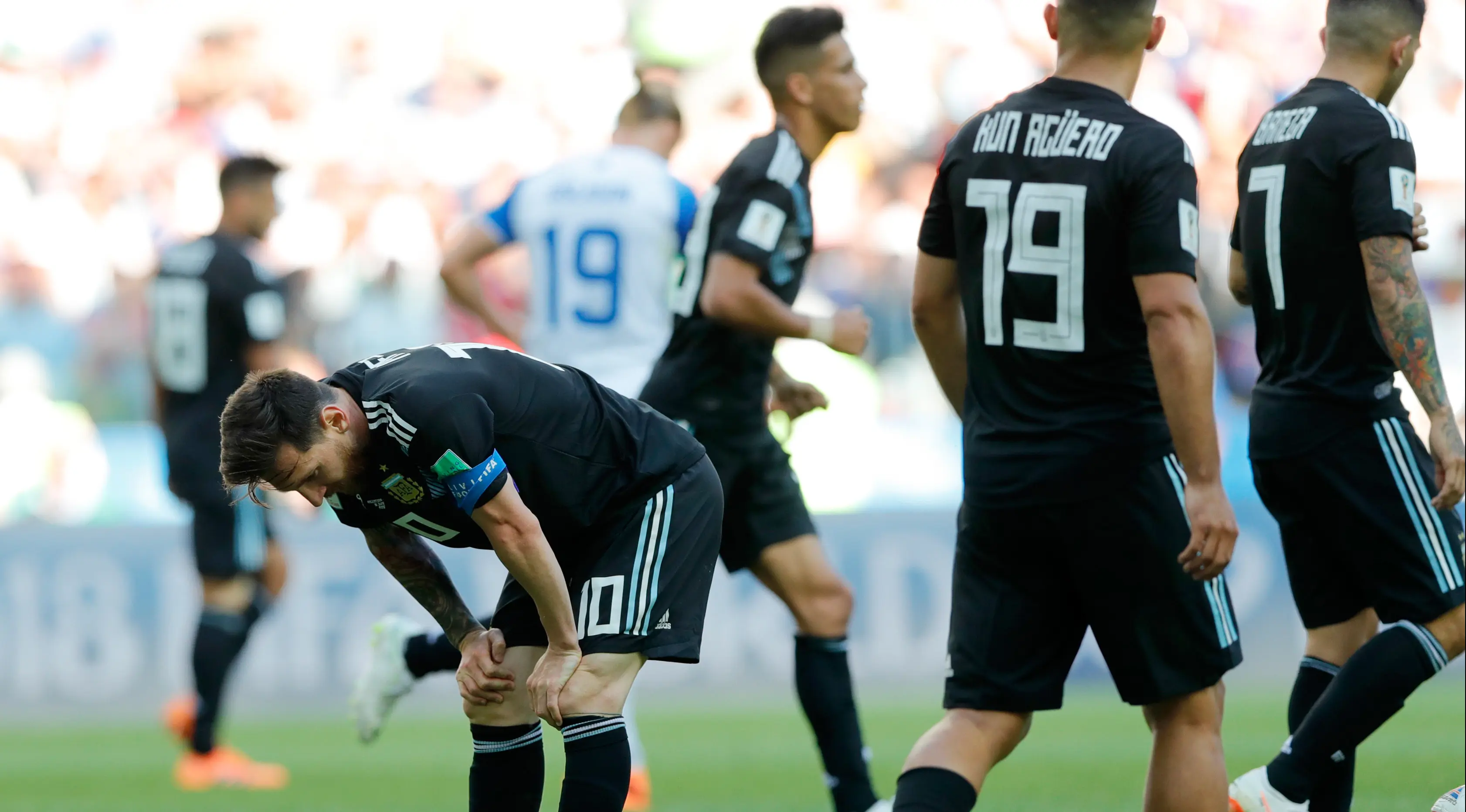 Pemain Argentina, Lionel Messi tertunduk setelah gagal mengeksekusi penalti dalam  laga Grup D Piala Dunia 2018 antara Argentina dan Islandia di Stadion Spartak, Moskow, Rusia, Sabtu (16/6). Pertandingan berakhir imbang 1-1. (AP Photo/Ricardo Mazalan)