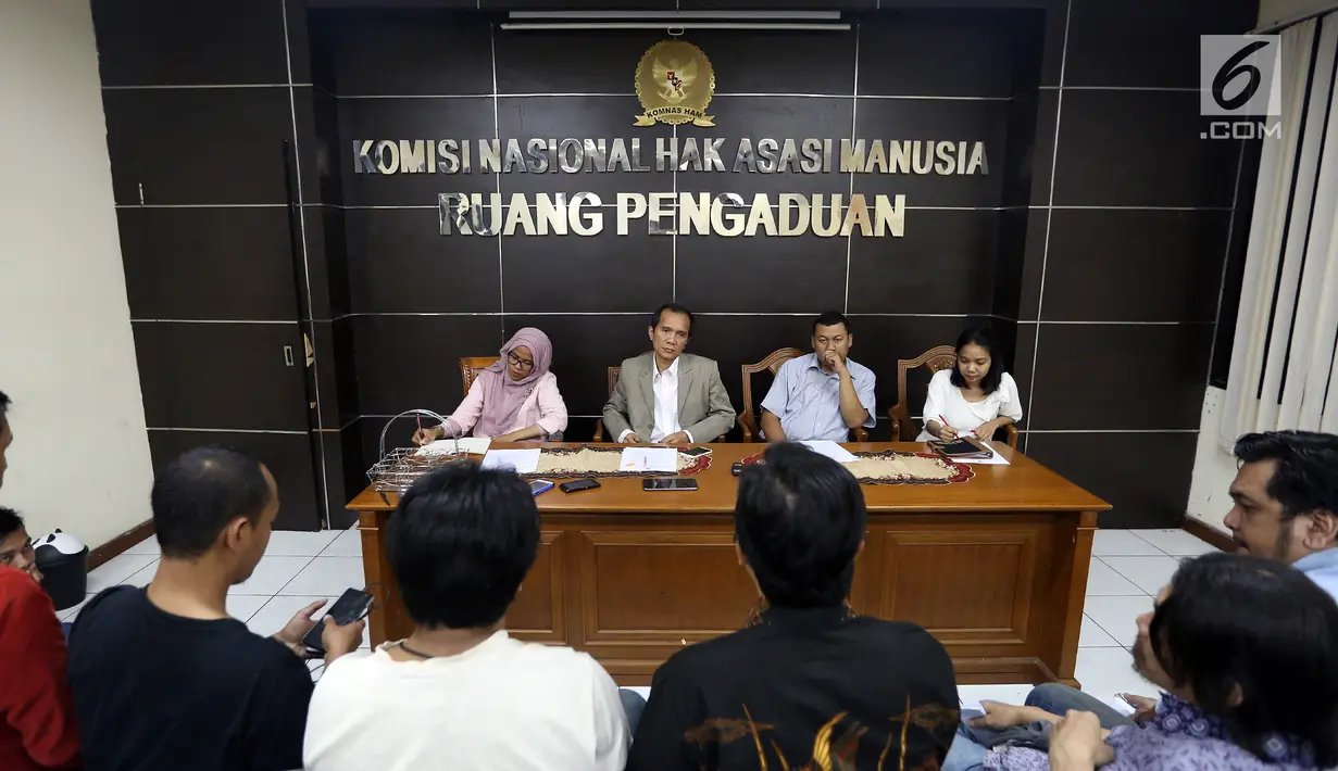 Suasana saat Ketua Komnas HAM Nur Kholis (kedua kiri) menerima pengaduan dari 100 jurnalis yang tergabung dalam Forum Pekerja Media PT Media Nusantara Informasi atau Koran Sindo, di Jakarta, Senin (7/8). (Liputan6.com/Johan Tallo)