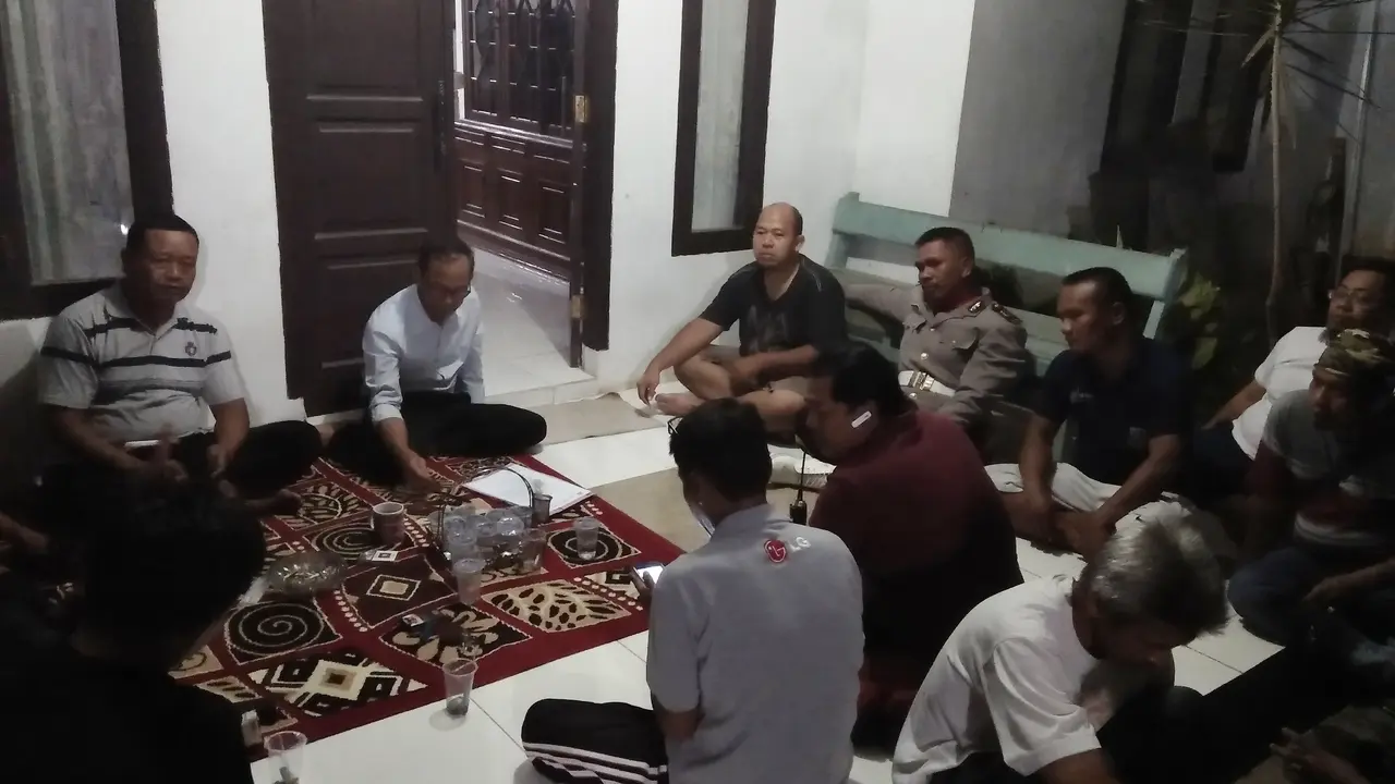 Rapat warga Sayabulu, Serang, Banten, terkait aliran sesat Kerajaan Ubur-Ubur