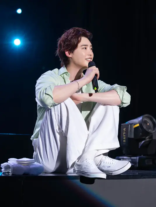 <p>Pada bincang-bincang selanjutnya Lee Jong Suk tampil bak karakter tampan dalam sebuah komik dengan mengenakan kemeja berwarna mint. Suasana semakin riuh, saat Lee Jong Suk mengadakan permainan dadakan dengan mengundang 2 penonton pria untuk bermain Jegichagi. (Foto: Applewood)</p>