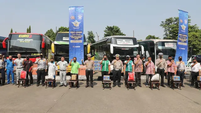 Korps Lalu Lintas (Korlantas) membagikan ratusan sembako kepada sejumlah komunitas sopir di kawasan Terminal Kampung Rambutan, Jakarta.