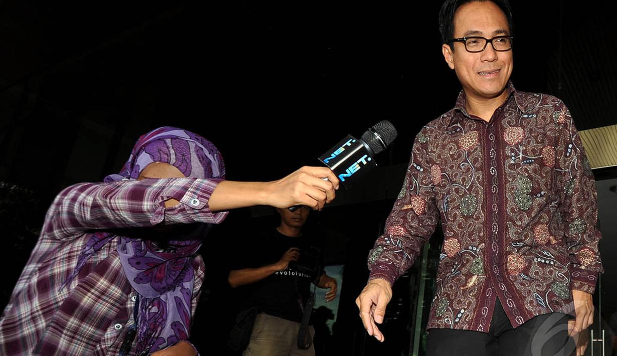 Julian Aldrin Pasha saat meninggalkan gedung KPK, Jakarta, Senin (29/12/2014). (Liputan6.com/Miftahul Hayat) 