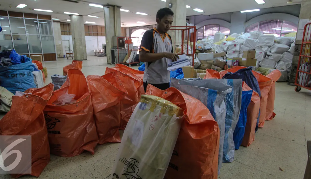 Menjelang lebaran pengiriman barang di Kantor Pos Besar Jakarta mengalami peningkatan, Rabu (8/7/2015). Pengiriman paket pos menjelang Lebaran di kantor pos tersebut meningkat 20 persen atau mencapai 4000 paket setiap hari. (Liputan6.com/Faizal Fanani)