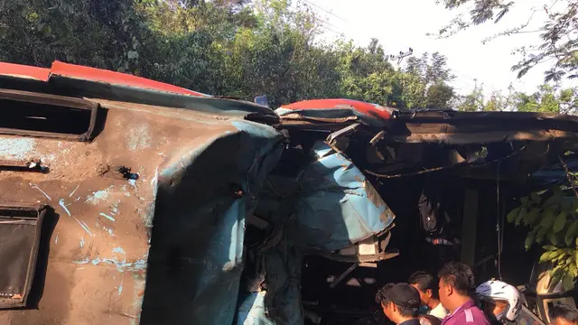 Penampakan horornya kecelakaan bus di Lampung yang tewaskan 8 penumpang