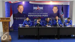 Partai Demokrat (PD) menggelar konferensi pers terkait bencana asap di Sumatra dan Kalimantan, Jakarta, Minggu (6/9/2015). PD memberikan bantuan dan mengajak masyarakat untuk bahu membahu menanggulangi bencana asap. (Liputan6.com/Helmi Afandi)