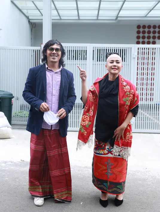 Suasana ceria langsung sedikit berubah tegang ketika berhadapan dengan penghulu. Nampaknya, putri artis senior Ade Irawan itu tidak sabar ingin menjadi istri. "Langsung saja," ucap Ria Irawan kepada penghulu. (Adrian Putra/Bintang.com)