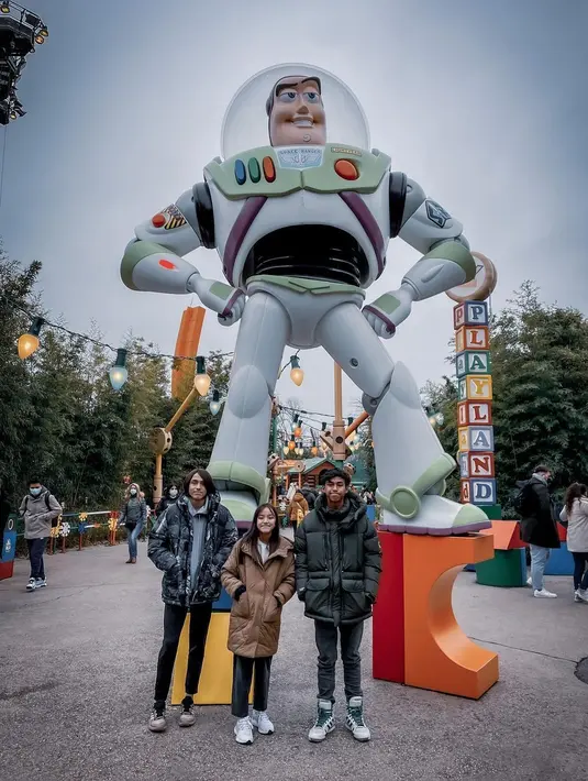 Donna Agnesia dan Darius Sinathrya beserta anak-anak (Instagram/dagnesia)